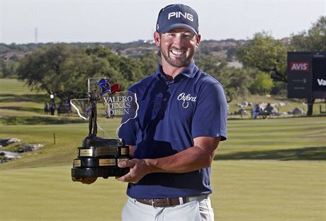 Americký golfista Andrew Landry s trofejí pro vítze turnaje v San Antoniu.