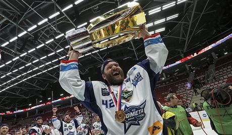 Michal Barinka se raduje s pohárem pro hokejové ampiony.