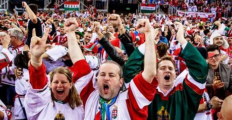 Maartí fanouci povzbuzují svj tým v zápase s Polskem.
