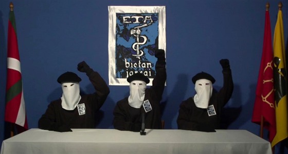 Maskovaní představitelé baskické separatistické organizace ETA na archivním...