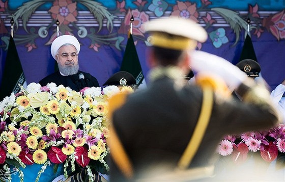Íránský prezident Hasan Ruhání na vojenské přehlídce u mauzolea ajatolláha...