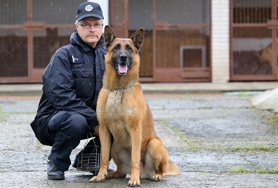 Policista Lubo molík se sluebním psem Warem.