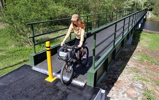 Součástí páteřní cyklostezky na trase z Chebu do Karlových Varů je také v loňském roce opravená lávka přes řeku Ohři.