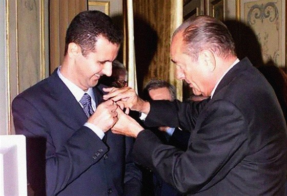 Baár Asad (vlevo) pijímá od francouzského prezidenta Jacquese Chiraca ád...