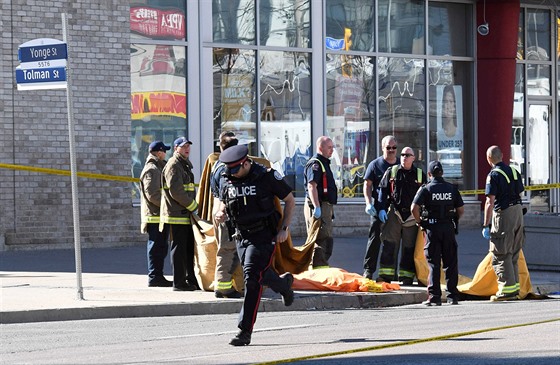 V Torontu najel řidič dodávkou do chodců, nejméně 10 zemřelo (23.4.2018)