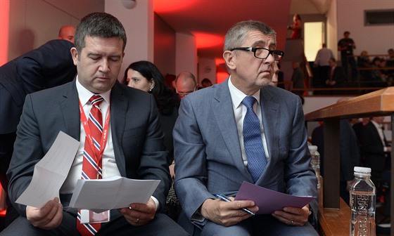 Šéf ČSSD Jan Hamáček (vlevo) a premiér a šéf hnutí ANO Andrej Babiš na sjezdu...