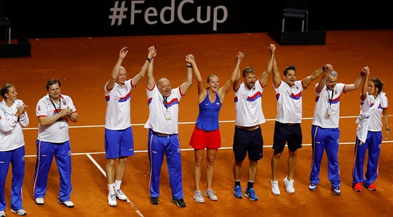 Radost eského týmu po postupu do finále Fed Cupu.