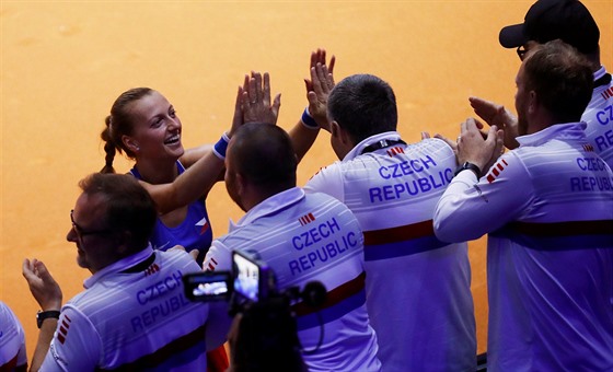 Tenistka Petra Kvitová se raduje po výhře v semifinále Fed Cupu a postupu do...