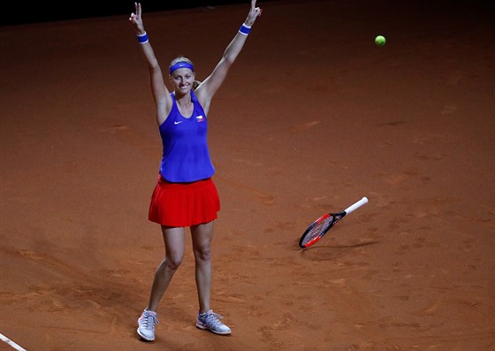 A HURÁ DO FINÁLE. Petra Kvitová pidala tetí rozhodující bod v semifinále Fed...