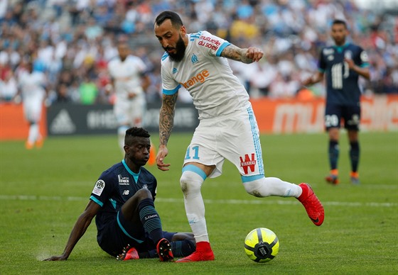 Kostas Mitroglou (Marseille) uniká obran Lille.