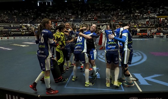 Florbalistky Vítkovic oslavují vítzství v superfinále v Ostrav 2018.