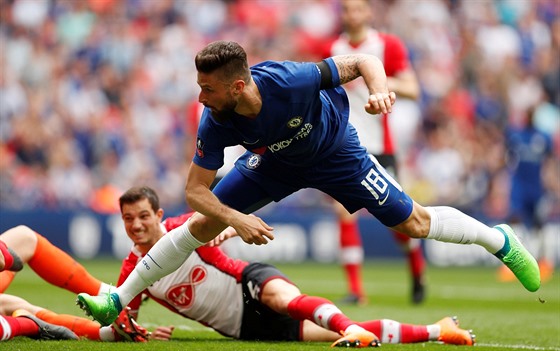Olivier Giroud (Chelsea) střílí vedoucí gól v utkání proti Southamptonu.