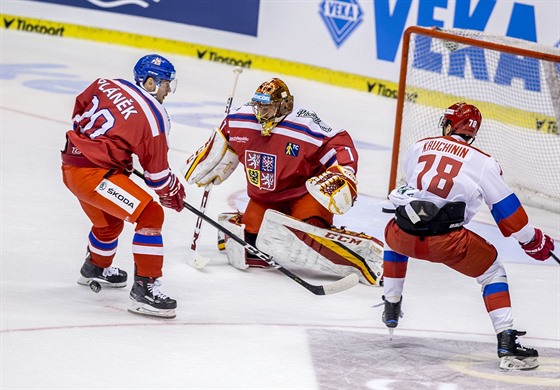 esk glman David Rittich zasahuje proti rusk anci.