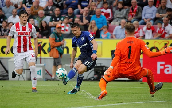 Gólman Timo Horn (Köln) zasahuje proti pokusu Jevhena Konopljanky (Schalke).