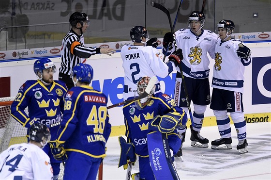Hráči Finska slaví gól ve švédské síti.