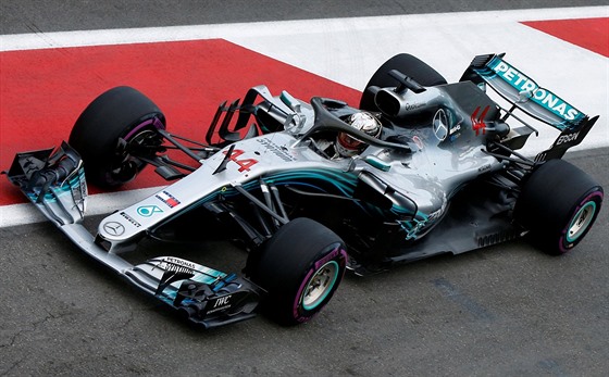 Lewis Hamilton v rámci kvalifikace projíždí se svým Mercedesem okruh v Baku.
