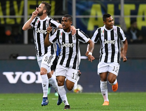 Fotbalisté Juventusu oslavují branku do sítě Interu Milán.