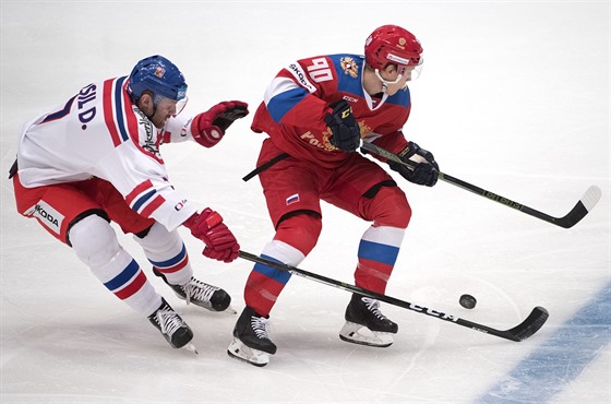eský útoník David Musil (vlevo) napadá Nikitu Sonikova z Ruska.