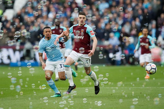 Declan Rice z West Hamu (vpravo) uniká Gabrielu Jesusovi z Manchesteru City.