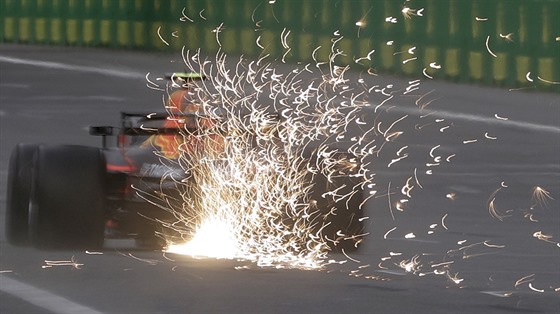 Max Verstappen s vozem Red Bull na trati ázerbajdánského okruhu v Baku.