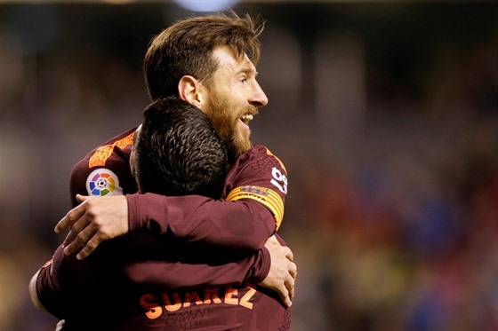 Lionel Messi (Barcelona) se raduje z gólu společně s přihrávajícím Luisem...