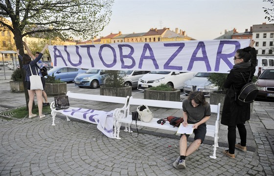 Skupinka osmi aktivistů v neděli večer na dvou místech Masarykova náměstí...
