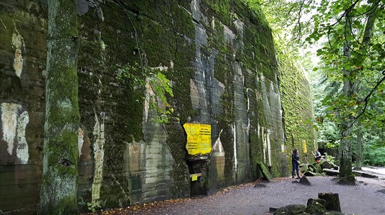 Hitlerův bunkr měl šest metrů silné zdi a osm metrů silný strop.