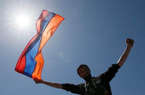 V centru Jerevanu se znovu sešly tisíce lidí. Demonstranti zablokovali centrum...