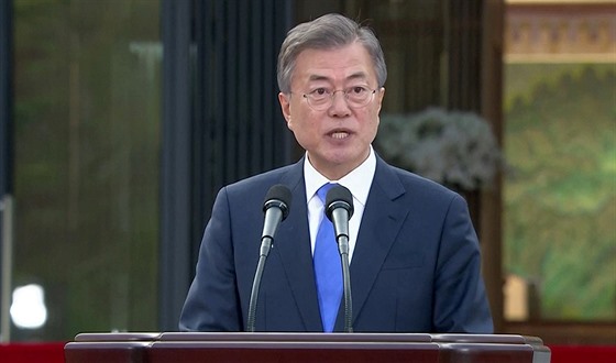 Severokorejský v�dce Kim �ong-un a jihokorejský prezident Mun �e-in (na snímku)...