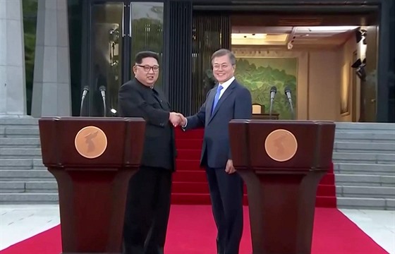 Severokorejský vdce Kim ong-un (vlevo) a jihokorejský prezident Mun e-in...