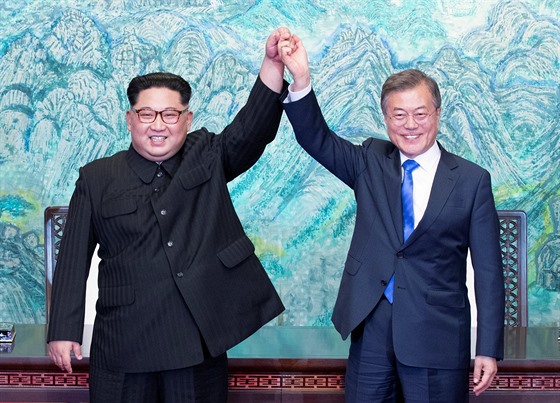 Severokorejský vdce Kim ong-un (vlevo) a jihokorejský prezident Mun e-in...