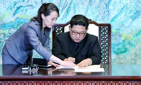 Severokorejský vdce Kim ong-un a jihokorejský prezident Mun e-in podepsali...