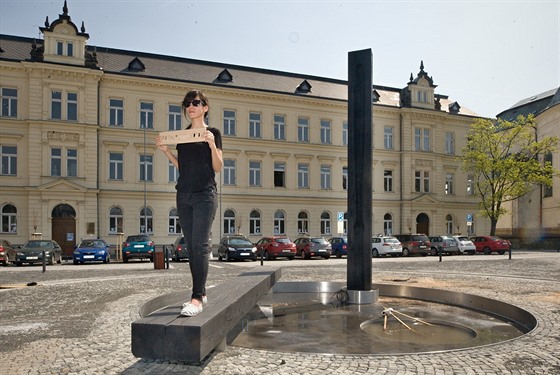 Kana s plastikou odkazující na skláskou tradici nazvaná Po fajrumtu stála radnici jeden a pl milionu korun. Vymyslely ho architektky Lucie Chroustová (na snímku) a Gabriela Králová.