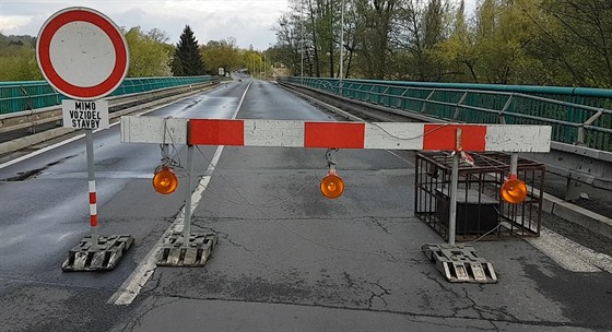 Uzavený most pes Ohi v Doubí komplikuje karlovarskou dopravu u od letoního jara.