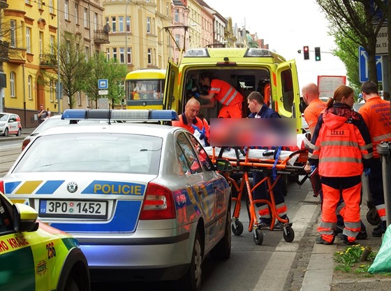 Z opravovaného domu v Plzni spadla část okna na chodník, záchranáři jednu...