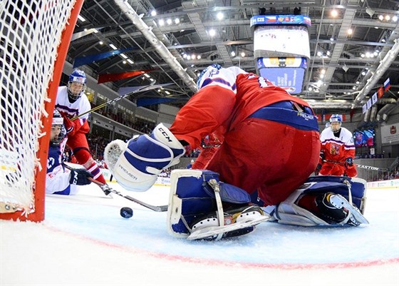 Čeští hokejisté do 18 let v zápase na MS V Rusku.
