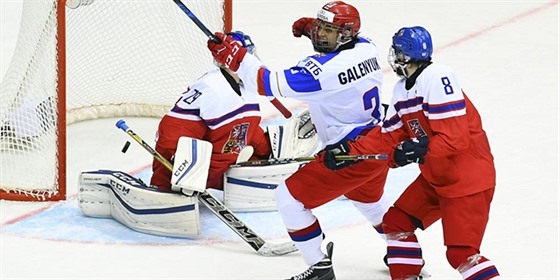 Čeští hokejisté v zápase s Ruskem na MS do 18 let.