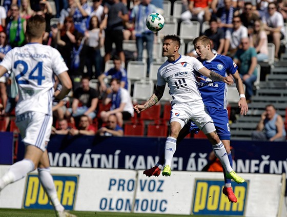 Olomoucký Jakub Plek (vpravo) v souboji s Martinem Fillem z Baníku Ostrava.