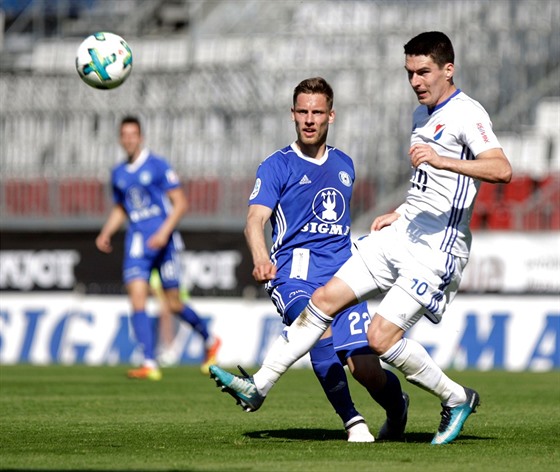 Robert Hrubý z Baníku Ostrava (v bílém) a olomoucký Luká Kalvach.