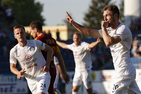 Marek Havlík ze Slovácka se raduje z branky do sít Dukly Praha.