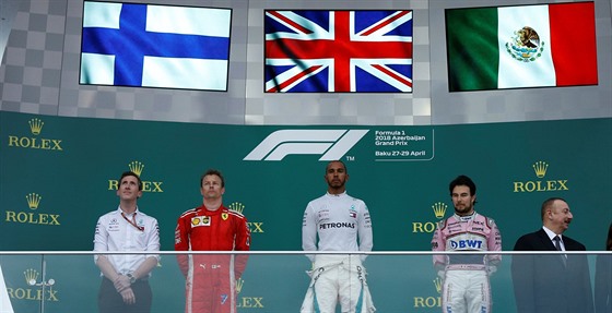 Stupně vítězů opanovali (zleva) Kimi  Räikkönen, Lewis Hamilton a Sergio Pérez.