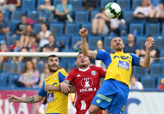 Teplití Jan Rezek a Admir Ljevakovi v souboji s olomouckým Jakubem ezníkem...