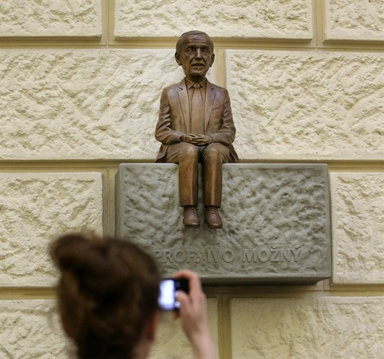 V atriu Fakulty sociálních studií Masarykovy univerzity v Brně odhalili sochu...