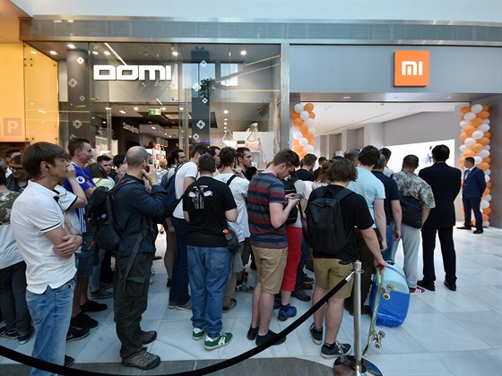 Zájemci o zlevněné smartphony Xiaomi na Černém Mostě stáli ve frontě ještě ve...