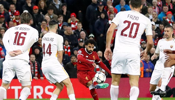 Liverpoolský Mohamed Salah střílí svůj první gól v semifinále Ligy mistrů proti...
