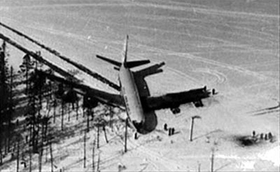Letoun KAL 902 na hladině zamrzlého jezera