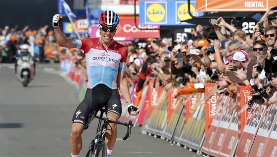 KARIÉRNÍ TRIUMF. Bob Jungels proívá vítznou euforii na Lutych-Bastogne-Lutych.