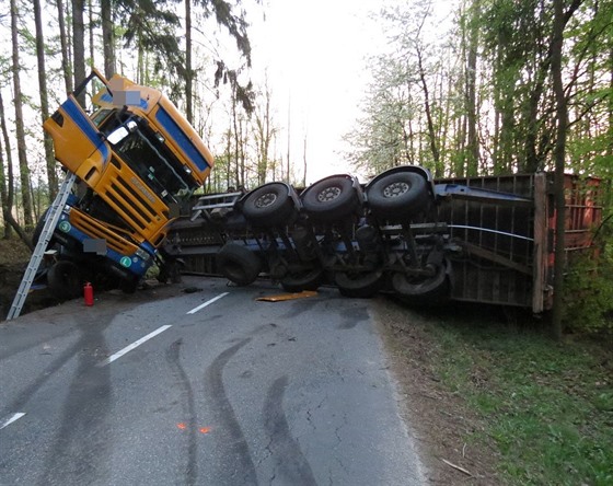 Nehoda kamionu mezi obcemi Podlesí a Mostek.
