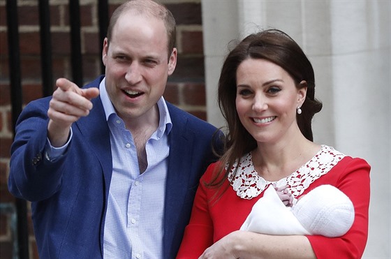 Princ William a jeho žena Kate si z londýnské nemocnice St. Mary's odvezli...