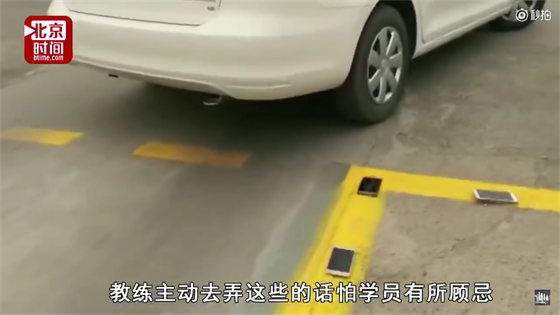 Neobvyklý způsob učení parkování v čínské autoškole